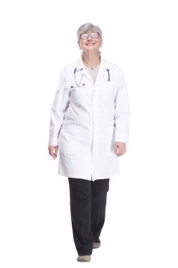 Tam gelişim. Mutlu kadın doktor ileri doğru yürüyor. beyaz arkaplanda izole edilmiş.
