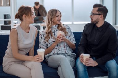 İş adamları ofis lobisinde bir şey tartışıyorlar. Takım çalışması kavramı