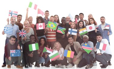 Bayraklarla ayakta duran bir grup farklı ülke beyaz bir zemin üzerinde izole edilmiş