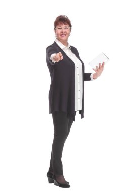 Elinde tablet bilgisayarla kameraya bakarken mutlu bir son sınıf kadını. İnsanlar, yaş ve modern teknoloji kavramı