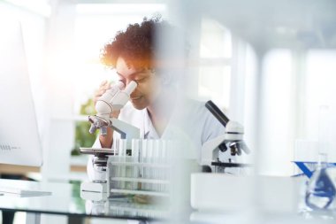 Tıbbi Araştırma Laboratuvarı. Mikro ile Çalışan Kadın Bilim Adamı