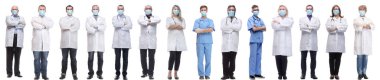 Maskeli bir grup doktor beyaz arka planda izole edilmiş.