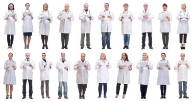 Beyaz arkaplanda izole edilmiş panoya sahip bir grup doktor