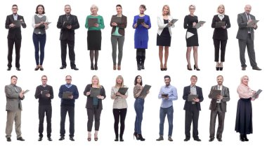 Ellerinde not defteri olan bir grup başarılı insan beyaz arkaplanda izole edildi