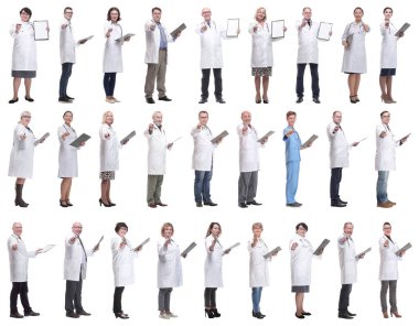 Not defteri olan bir grup doktor beyaz arkaplanda izole edilmiş.