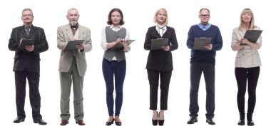 Ellerinde not defteri olan bir grup başarılı insan beyaz arkaplanda izole edildi