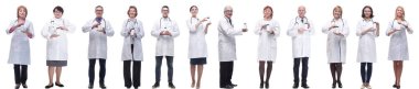 Kavanozu beyaz arka planda tutan bir grup doktor