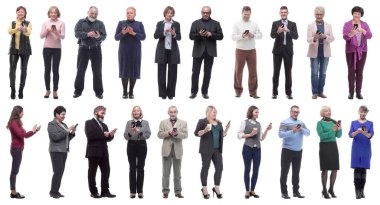 Bir grup insan ellerinde bir telefon tutuyor ve beyaz bir arka planda izole edilmiş telefona bakıyorlar.