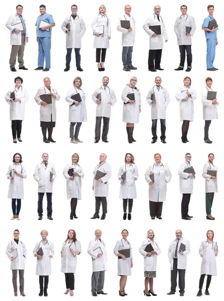 Full Längd Grupp Läkare Med Anteckningsblock Isolerad Vit Bakgrund — Stockfoto
