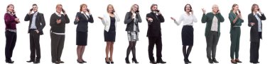 Elinde telefon tutan bir grup insan beyaz arka planda izole edilmiş.