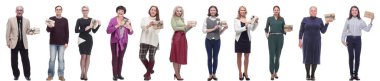 Elinde hediyeler olan bir grup mutlu insan beyaz arka planda izole edilmiş.