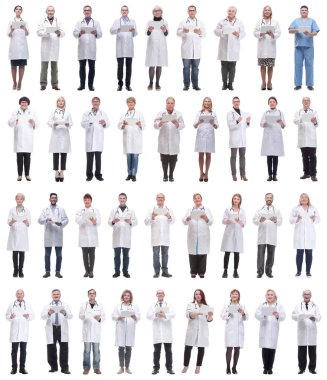 Beyaz arkaplanda izole edilmiş panoya sahip bir grup doktor
