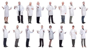 Beyaz arkaplanda izole edilmiş panoya sahip bir grup doktor