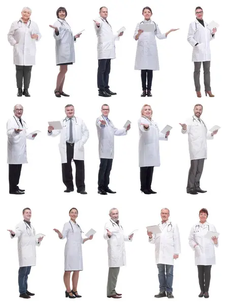 白い背景に隔離されたクリップボードを持つ医師のグループ ロイヤリティフリーのストック写真