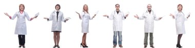 Beyaz arkaplanda izole edilmiş panoya sahip bir grup doktor