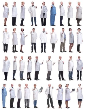 Beyaz arka planda tam uzunlukta bir grup doktor izole edildi