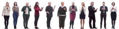 Bir grup insan ellerinde telefonla beyaz arka planda izole edilmiş kameralara bakıyorlar.