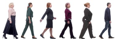 Hareket halindeki başarılı iş adamlarından oluşan bir grup beyaz arka planda izole edildi