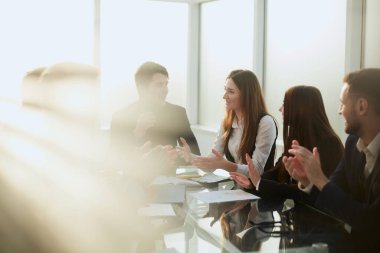 Kapat. Proje yöneticisi çalışma toplantısında sorular soruyor.