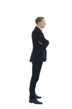 Yan görünüş. Beyaz perdeye bakan takım elbiseli bir adam. beyaz arkaplanda izole edilmiş.