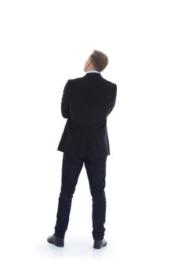 Dikiz aynası. Takım elbiseli bir adam beyaz ekranda reklam okuyor. beyaz arkaplanda izole edilmiş.