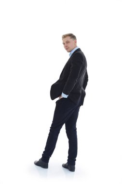 Dikiz aynası. Genç adam dikkatle kameraya bakıyor. beyaz arkaplanda izole edilmiş.