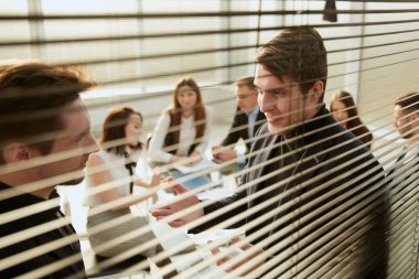 Panjurların arasından. İş arkadaşları iş meselelerini tartışıyor. iş kavramı.