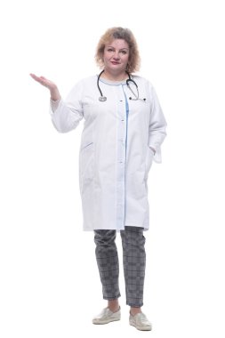 Tamamen yetişkin. Elinde dezenfektanla ciddi bir kadın doktor. beyaz arkaplanda izole edilmiş.
