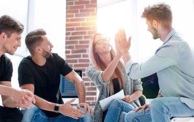 Bir grup şık yaratıcı meslektaşın toplantıda beyin fırtınası yapıyor..