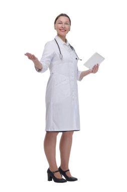 Tamamen yetişkin. Dijital tabletli bir kadın doktor. beyaz arkaplanda izole edilmiş.