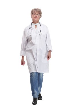 Orta yaşlı kadın doktor portresi beyaz doktor ceketi giyiyor boynunda steteskop ve çapraz kolları var.
