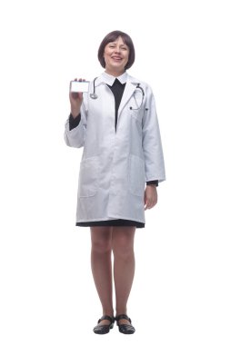 Tam gelişim. Genç bayan doktor kartvizitini gösteriyor. beyaz arkaplanda izole edilmiş.