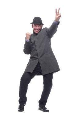 Şapkalı ve sonbahar montlu duygusal adam. beyaz arkaplanda izole edilmiş.