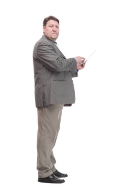 Tam gelişim. Dijital tabletli bir iş adamı. beyaz arkaplanda izole edilmiş.