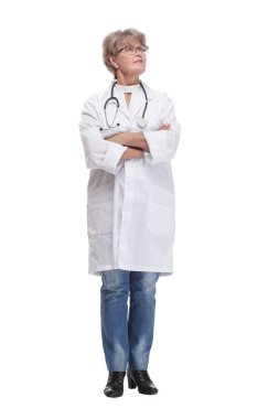 Çekici, mutlu, gülümseyen kadın doktor hemşirenin önü. Kolları çapraz duran, beyaz tenli doktor.