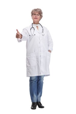 Steteskoplu gülümseyen doktor kadın. Beyaz arkaplan üzerinde izole edilmiş