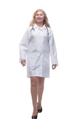 Tam boy. Başarılı kadın doktor öne çıkıyor. beyaz arkaplanda izole.