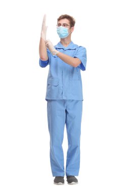 Genç doktor eldiven takar ve tıbbi maske takar. Tıbbi konsept corona virüsü