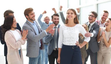 Yaratıcı iş adamları genç meslektaşlarını tebrik ediyor. başarı kavramı