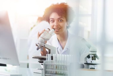 Tıbbi Araştırma Laboratuvarı. Mikro ile Çalışan Kadın Bilim Adamı