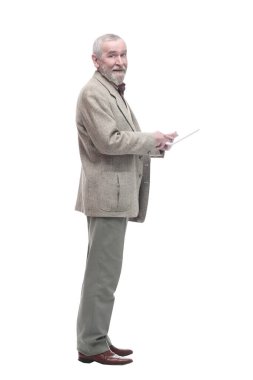 Tam gelişim. Dijital tabletli yaşlı bir iş adamı. beyaz arkaplanda izole edilmiş.