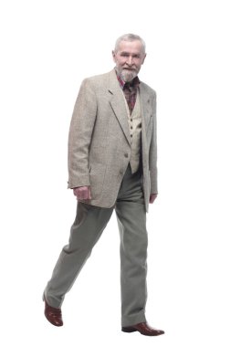 Tam gelişim. Kendine güvenen yaşlı bir adam ileri doğru yürüyor. beyaz arkaplanda izole edilmiş.