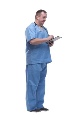 Yan görünüş. Ciddi bir doktor not defterine not alıyor. beyaz arkaplanda izole edilmiş.