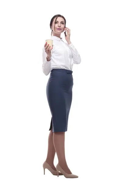 一个拿着智能手机的年轻女商人 在白色背景上隔离 — 图库照片