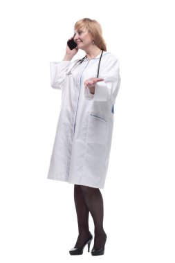 Yetişkin. Akıllı telefonlu olgun bir kadın doktor. beyaz arkaplanda izole edilmiş.