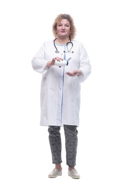 Elinde dezenfektanla kıdemli kadın doktor. beyaz arkaplanda izole edilmiş.