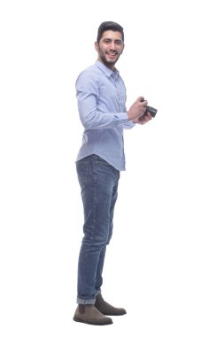 Yan görünüş. Kameralı erkek fotoğrafçı. beyaz arkaplanda izole edilmiş.