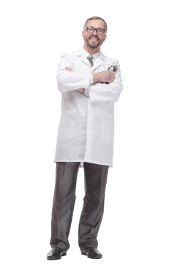 Tam gelişim. Elinde steteskopla gülümseyen bir doktor. beyaz arkaplanda izole edilmiş.