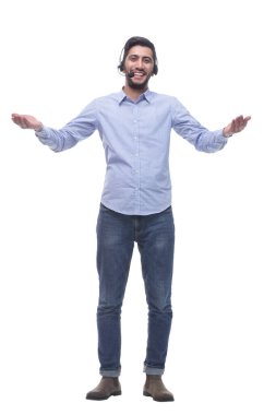 Tam gelişim. Kulaklıklı arkadaş canlısı genç adam sana bakıyor. beyaz arkaplanda izole edilmiş.