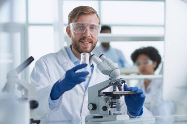 Laboratuvarda çalışan odaklanmış erkek bilim adamı